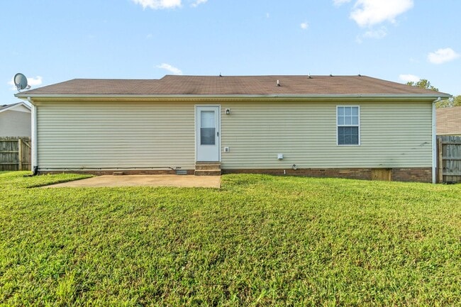 Building Photo - Updated Three Bedroom Ranch!