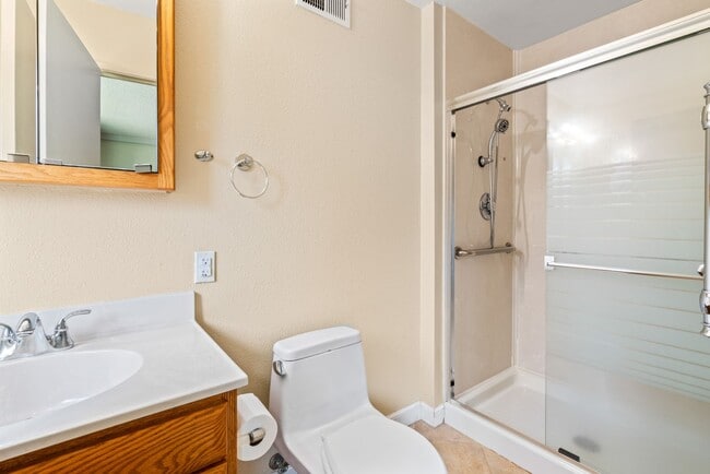 Building Photo - Charming and Immaculate Home for Rent in S...