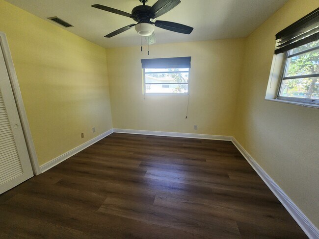 Building Photo - 1000 Renmar Dr