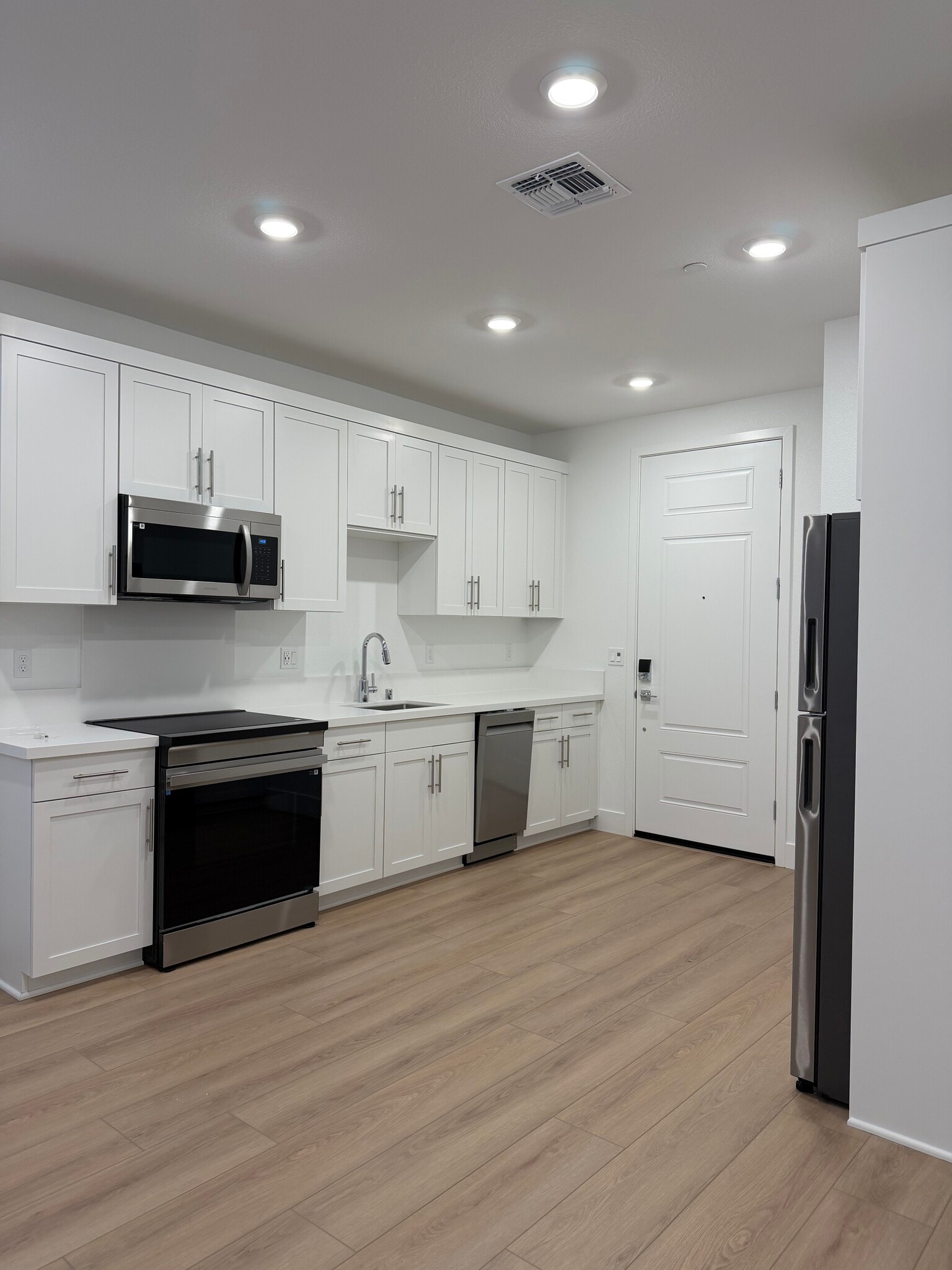 Kitchen - 1467 N Girardi Dr