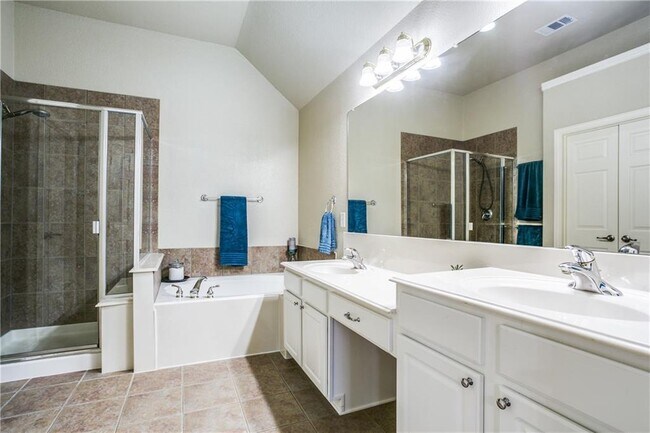 Building Photo - Immaculate home on a beautifully landscaped lot, tandem garage, plenty of storage!
