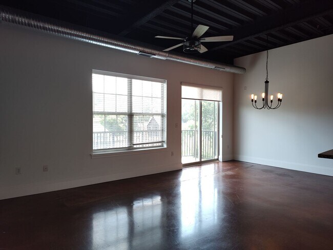 Building Photo - Move-in Ready Condo Located in The Art Dis...