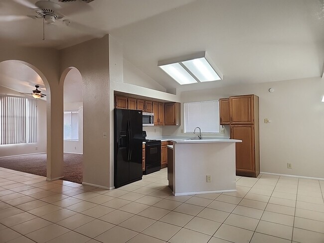 Building Photo - ?4 Bed / 2 Bath Single Level Gilbert Home with vaulted Ceilings *New Paint*?