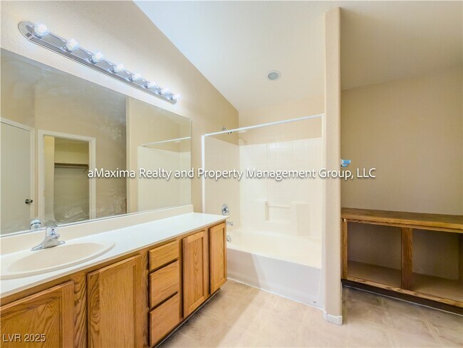 Building Photo - 3824 Hollycroft Dr