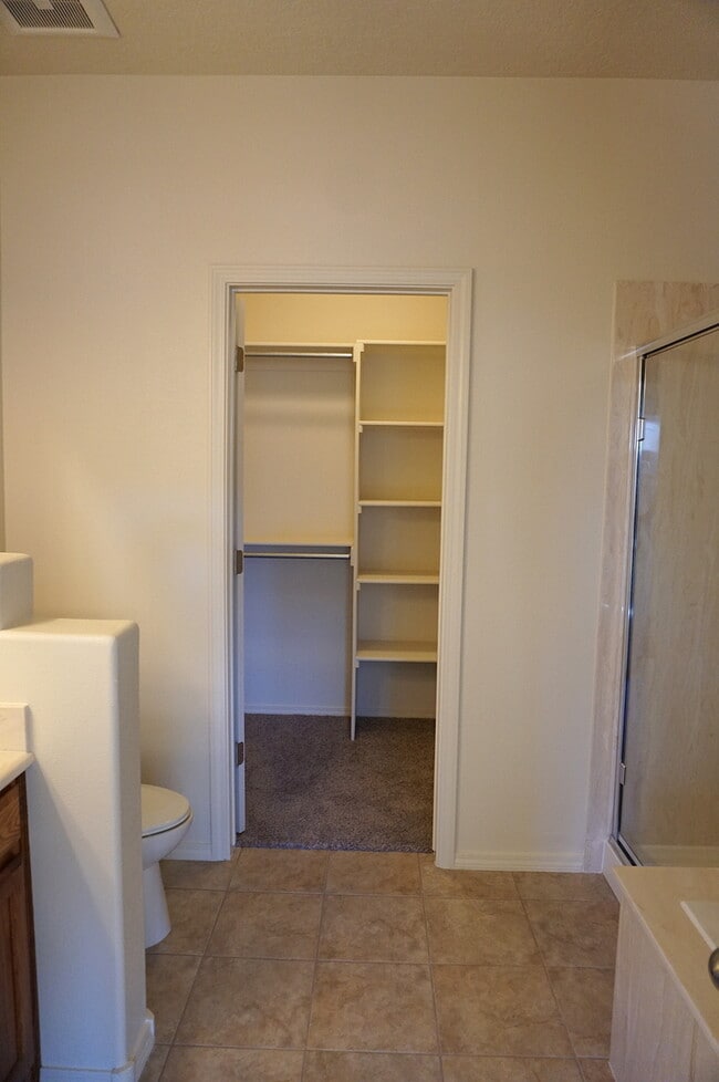 Building Photo - Amazing 3 Bedroom! Great location! Across ...