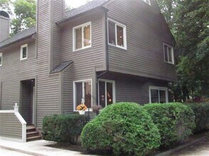 Building Photo - 2 Bedroom 2.5 Bathroom Condo close to Down...