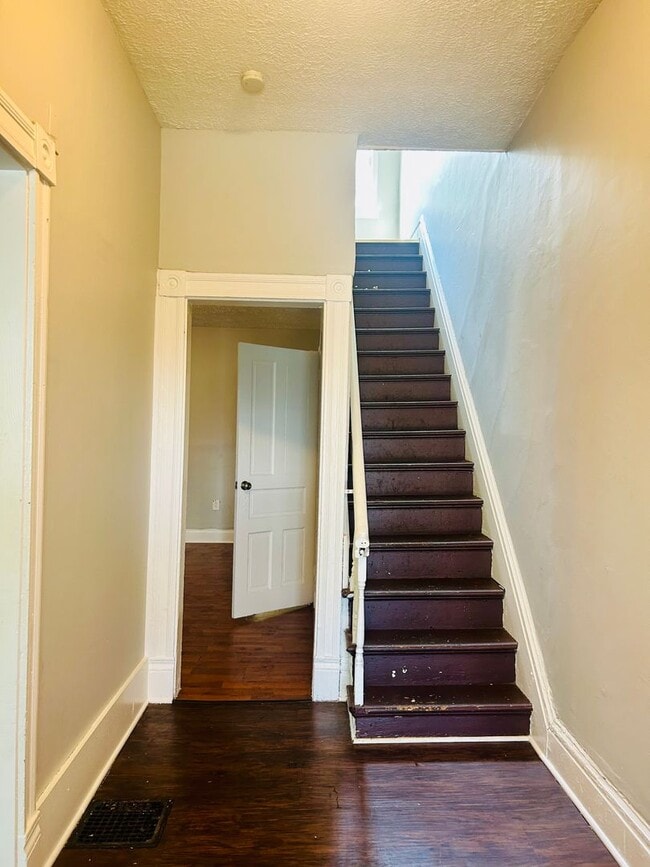 Building Photo - 2 Bedroom w/large attic space l Housing Vo...