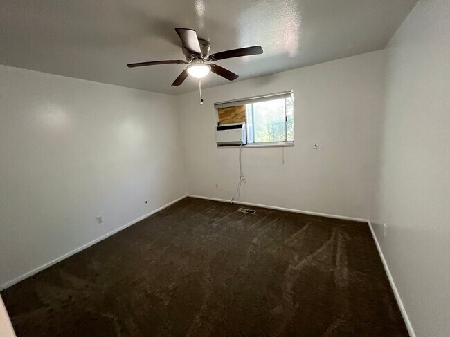 Building Photo - Great 2 bedroom 1 bathroom Provo Apartment