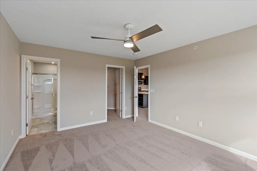 Master Bedroom w/ Bathroom & Walk-In Closet - 610 Foxhill Dr