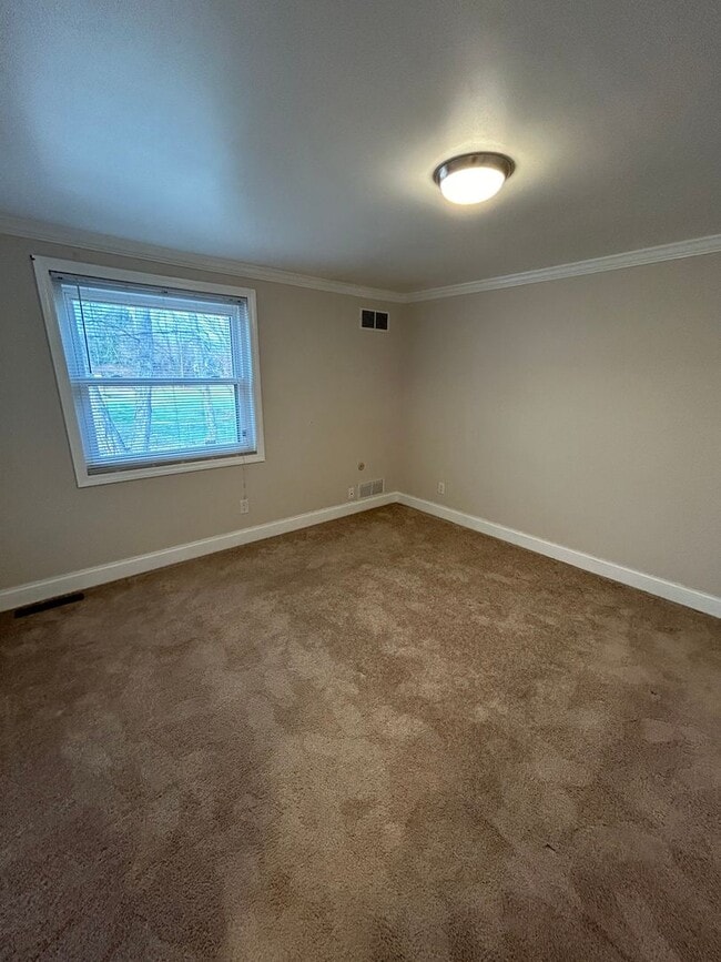 Building Photo - Modern Charm: 2 BR Home with Finished Basement, Pet Friendly, Assigned Parking, and Prime Location!