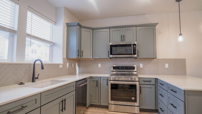 Building Photo - Beautiful 3 bedroom Townhome in Lehi Exchange community!