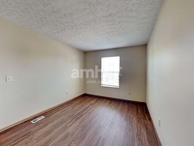 Building Photo - 212 Charing Cross St