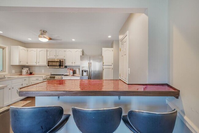 Building Photo - 306 Happy Creek Rd