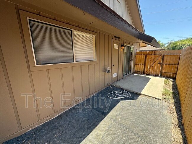 Building Photo - 811 W Arlen Ct