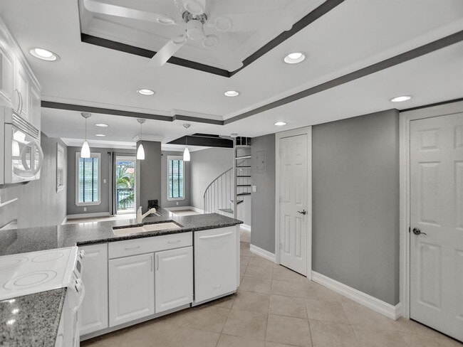 Building Photo - 620 Tennis Club Dr