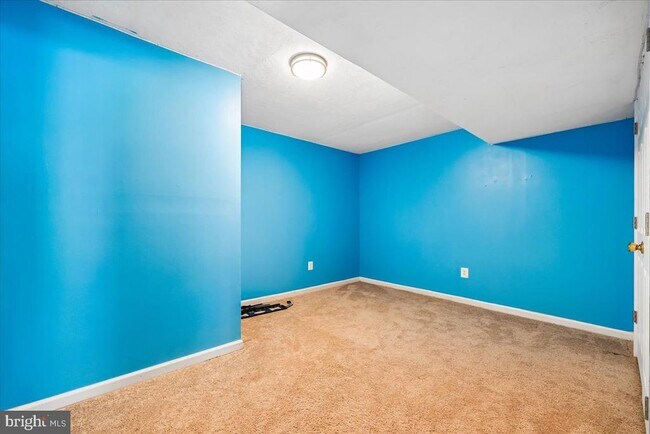 Building Photo - 6630 Commodore Ct