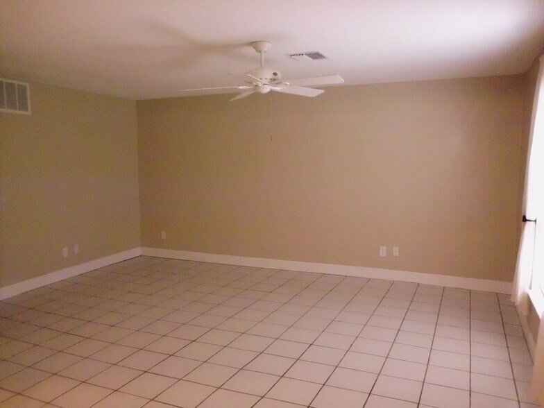 LIVING ROOM - 4520 SE 5th Pl