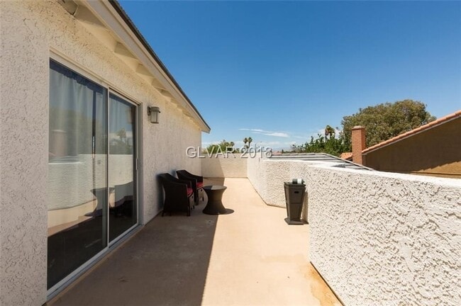 Building Photo - 6BD/5BA!! POOL/SPA!!