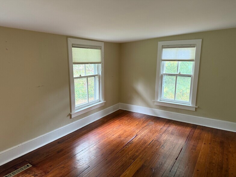 Extra back room - 552 South Ave