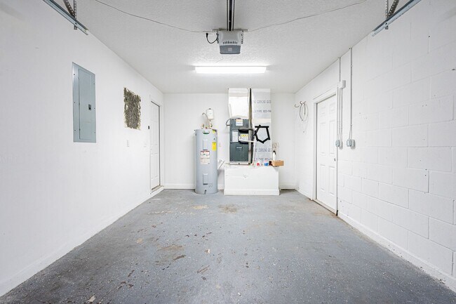 Building Photo - Charming 3-Bedroom Home Just 3 Blocks from...