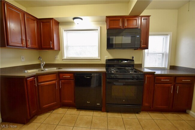 Building Photo - 583 Victoria Ave