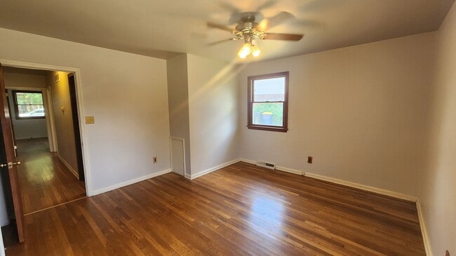 Building Photo - 4 Bed 1.5 bath in Dover