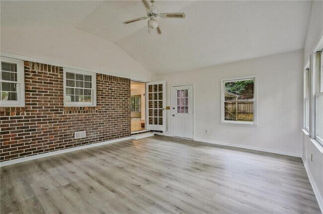 Building Photo - 2041 Collinswood Dr