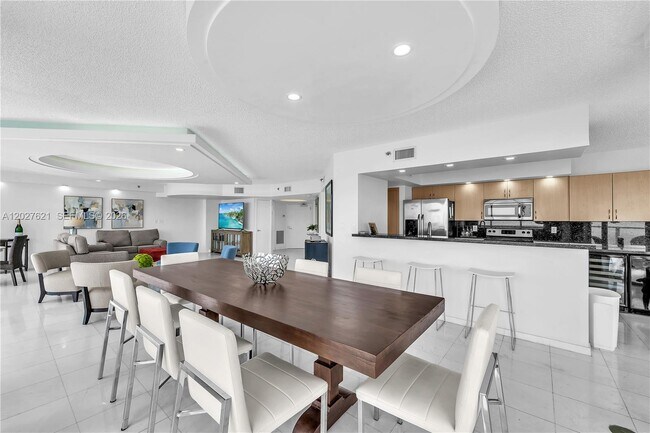 Building Photo - 16485 Collins Ave