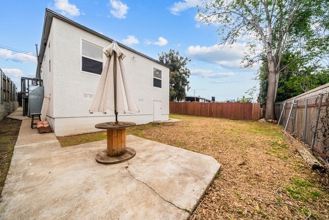 Building Photo - 1918 Skyline Dr