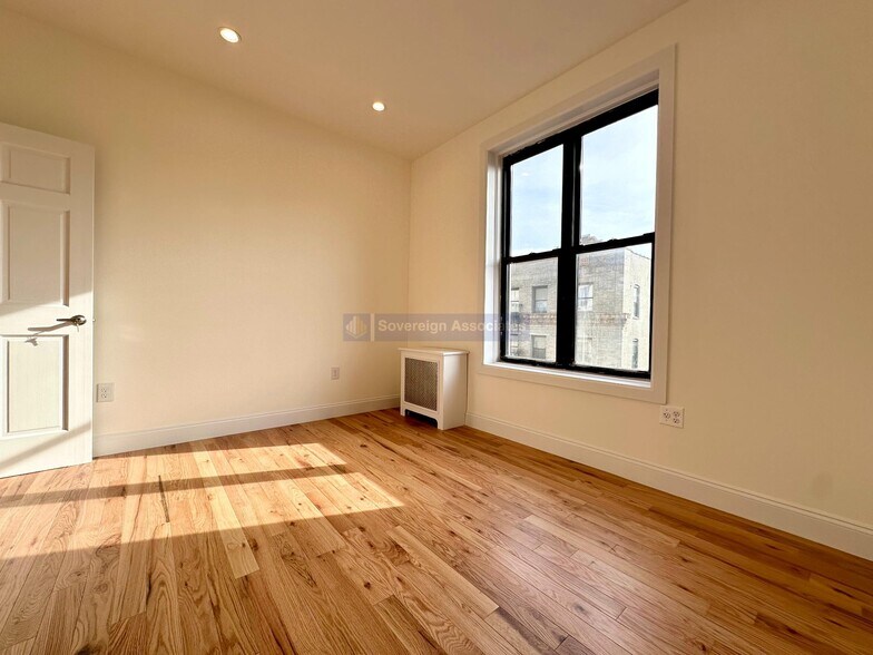 Building Photo - 41-47 Saint Nicholas Terrace