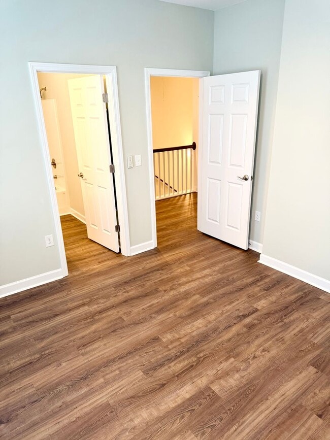 Building Photo - Upscale Townhome in Market Common! MOVE-IN READY!