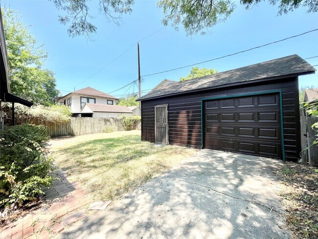 Building Photo - 831 Pizer St