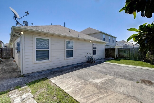 Building Photo - 3619 Apple Dale Dr