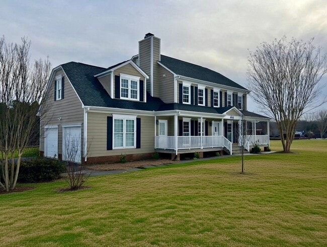 Building Photo - SPACIOUS INSIDE AND OUT!