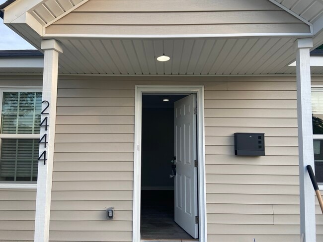 Building Photo - 2444 Washington St