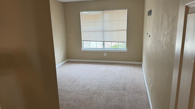 Building Photo - RATE DROP ALERT (was $1950/month) and MOVE-IN SPECIAL: 1st FULL MONTH'S RENT FREE!**