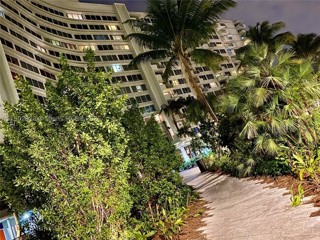 Building Photo - 1500 Bay Dr E