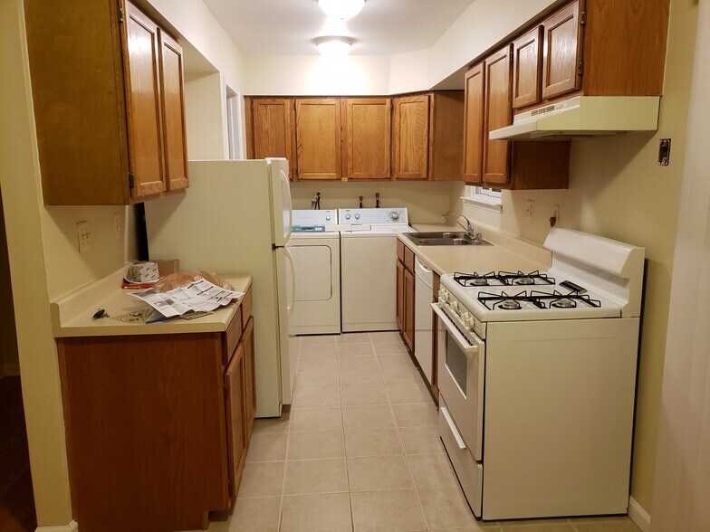 Kitchen with washer/dryer adjacent - 41177 S Woodbury Green Dr