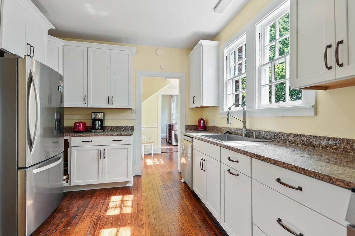 Building Photo - 315 E 45th St