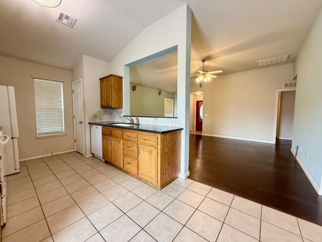 Building Photo - Fantastic east Norman neighborhood!