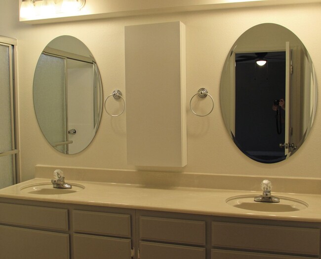 Building Photo - Gorgeous Private  Townhome on Cul-de-Sac--...