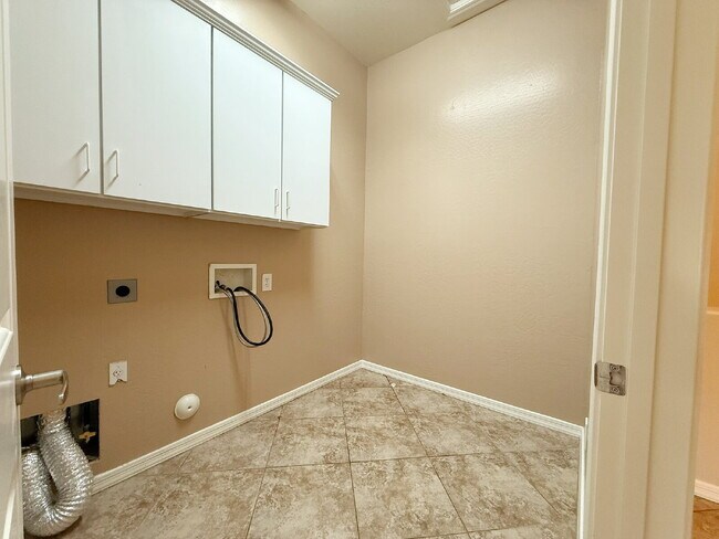 Building Photo - "Spacious 3-Bedroom/2 Full Bath Home with ...