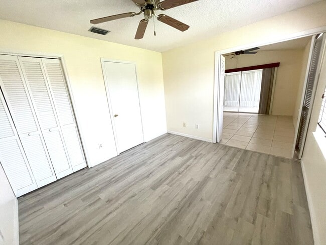 Building Photo - 718 Pine Island Dr