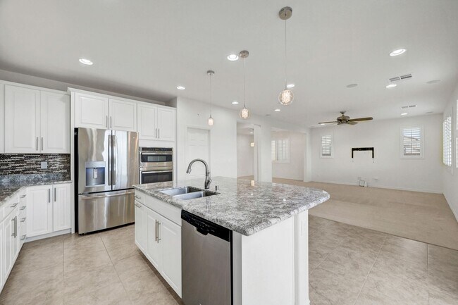 Building Photo - Stunning 4 Bedroom with Mountain Views!