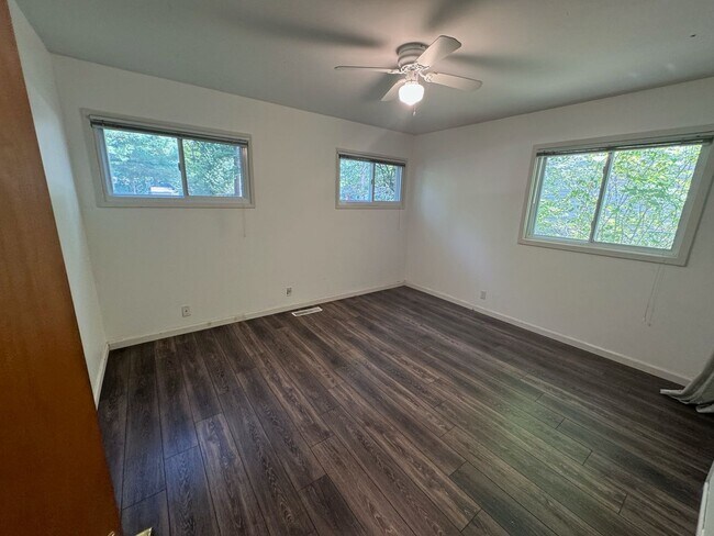 Building Photo - SPACIOUS HOME IN TRAVERSE CITY LOCATED NEAR NMC & EAST BAY