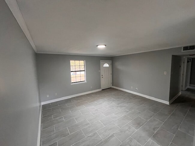 Building Photo - Waveland 3 Bedroom