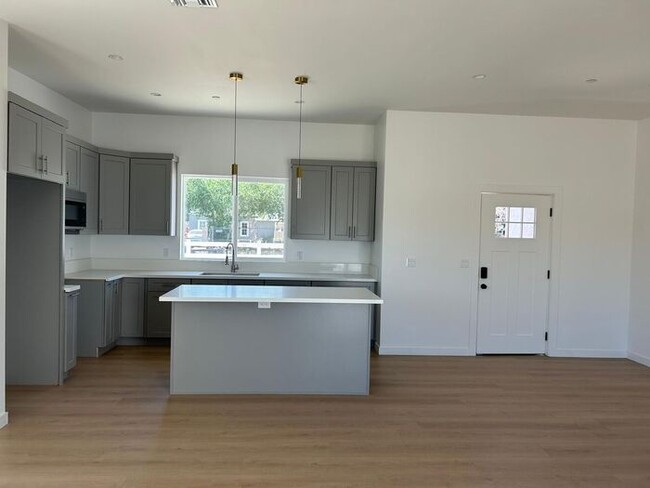Building Photo - Stunning 3 Bedroom 2 Bathroom House for Re...