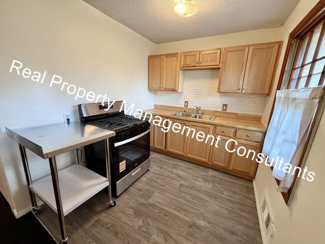 Building Photo - Charming 3-Bed Home with Fenced Yard & Garage