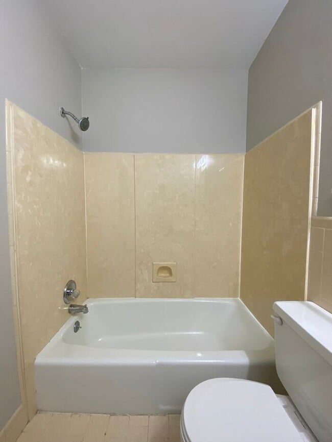 Building Photo - Remodeled 1 Bedroom Apartment!!! Walk to t...