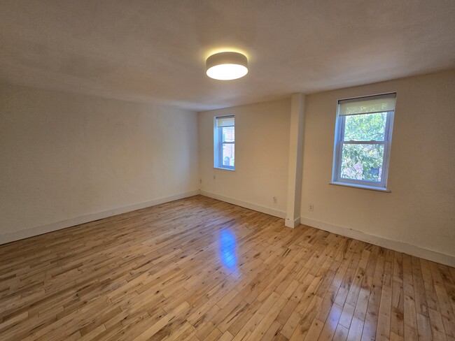 2nd floor front bedroom. - 862 N Lawrence St